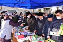 Ширкати кормандони Академия дар Намоишгоҳ-фурӯши китоб